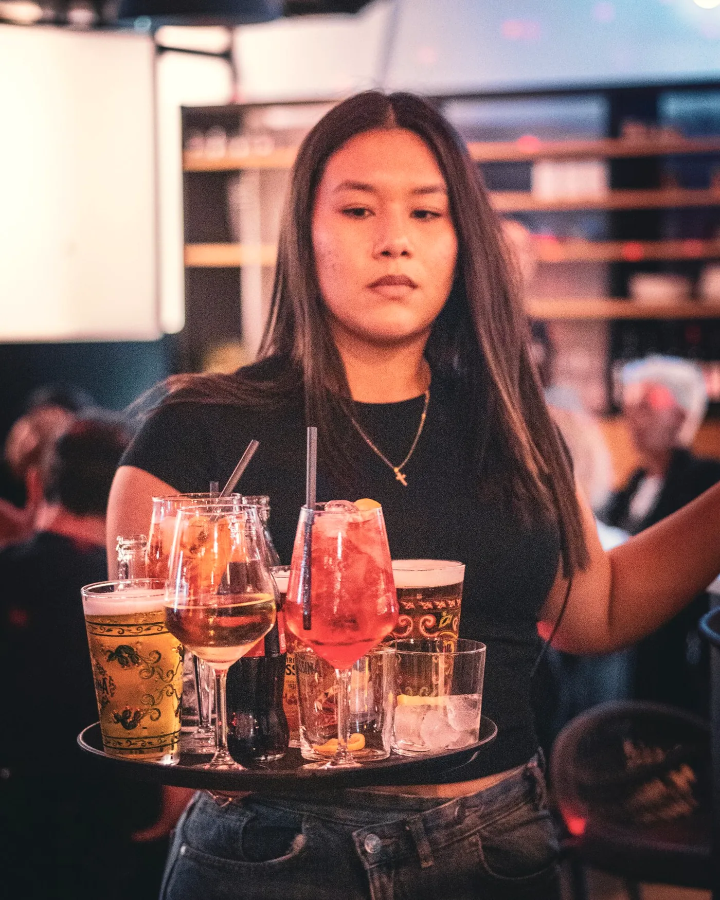 Un vassoio di drink in arrivo al tavolo