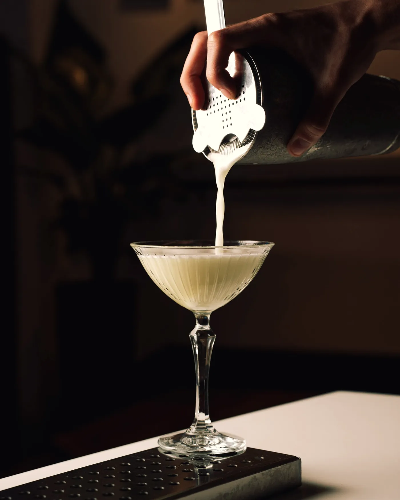 Cocktail versato al bancone