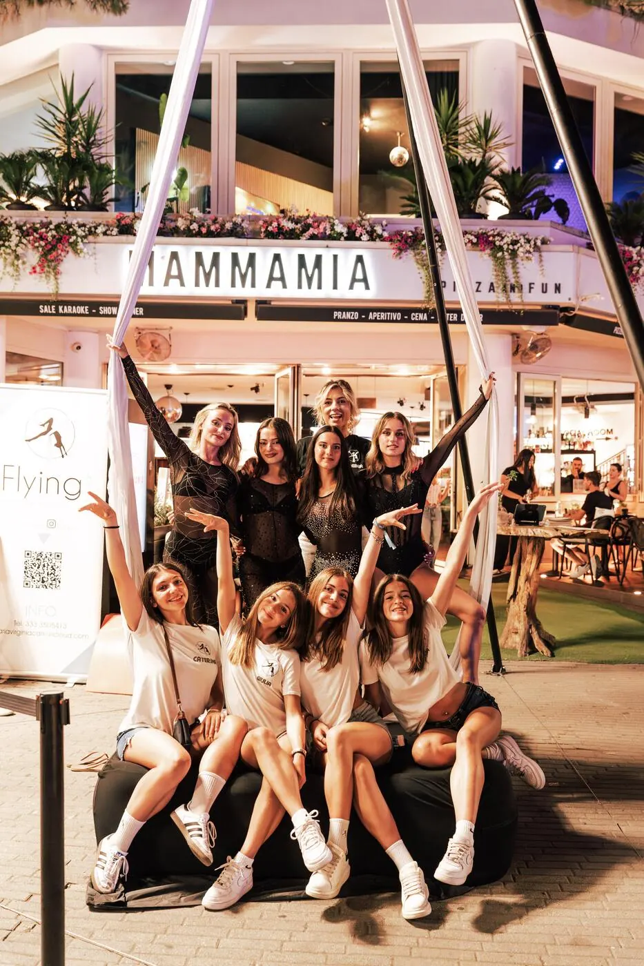 Gruppo di amiche davanti al Mammamia