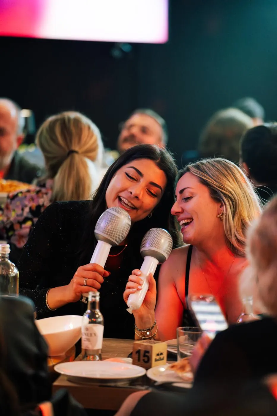 Amiche al karaoke