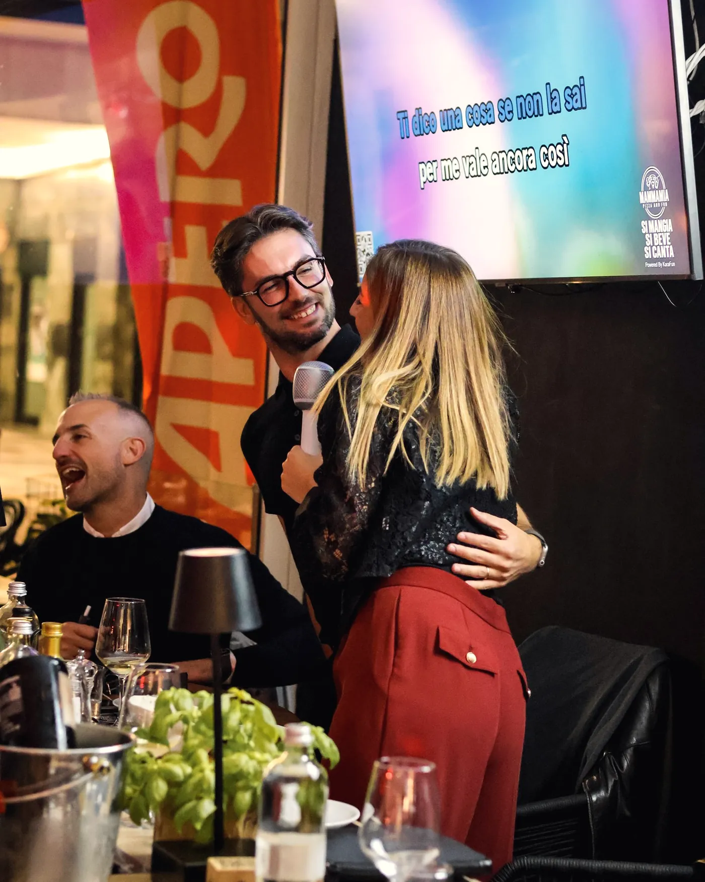 Sul palco con i testi delle canzoni sullo schermo