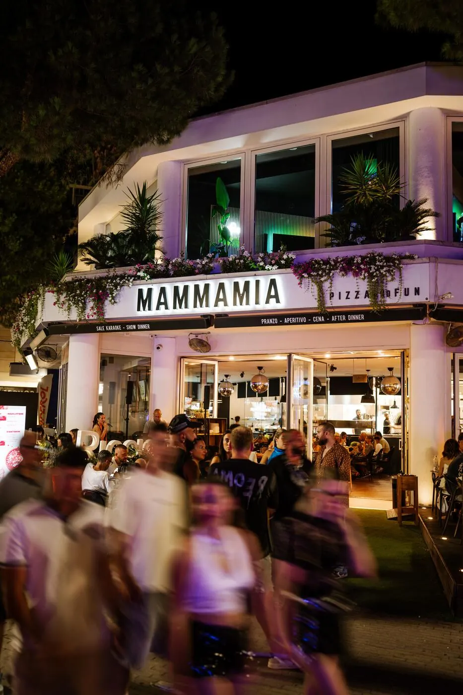 Mammamia’s facade on Viale Ceccarini at night