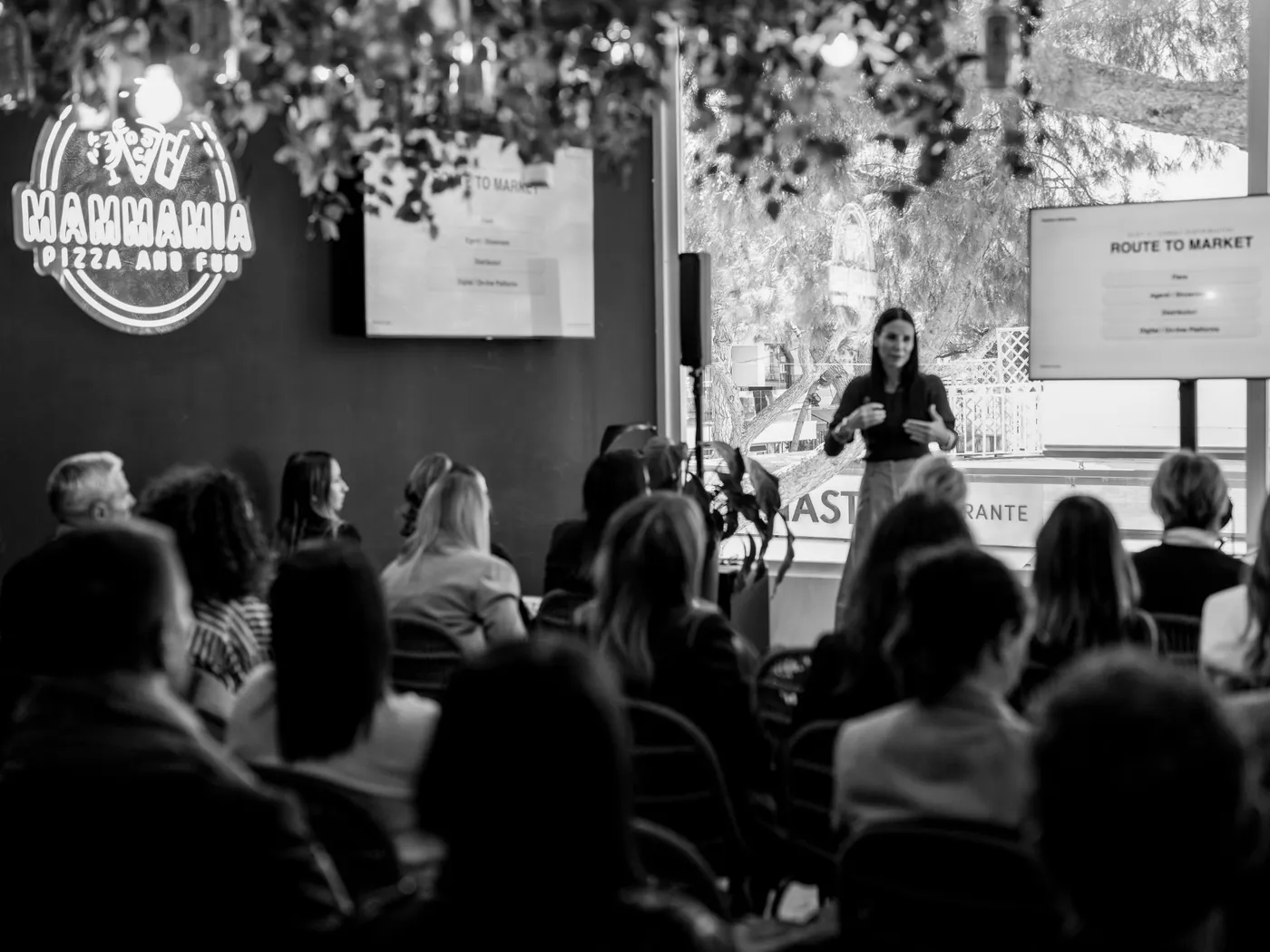 La sala piena durante la masterclass, in bianco e nero