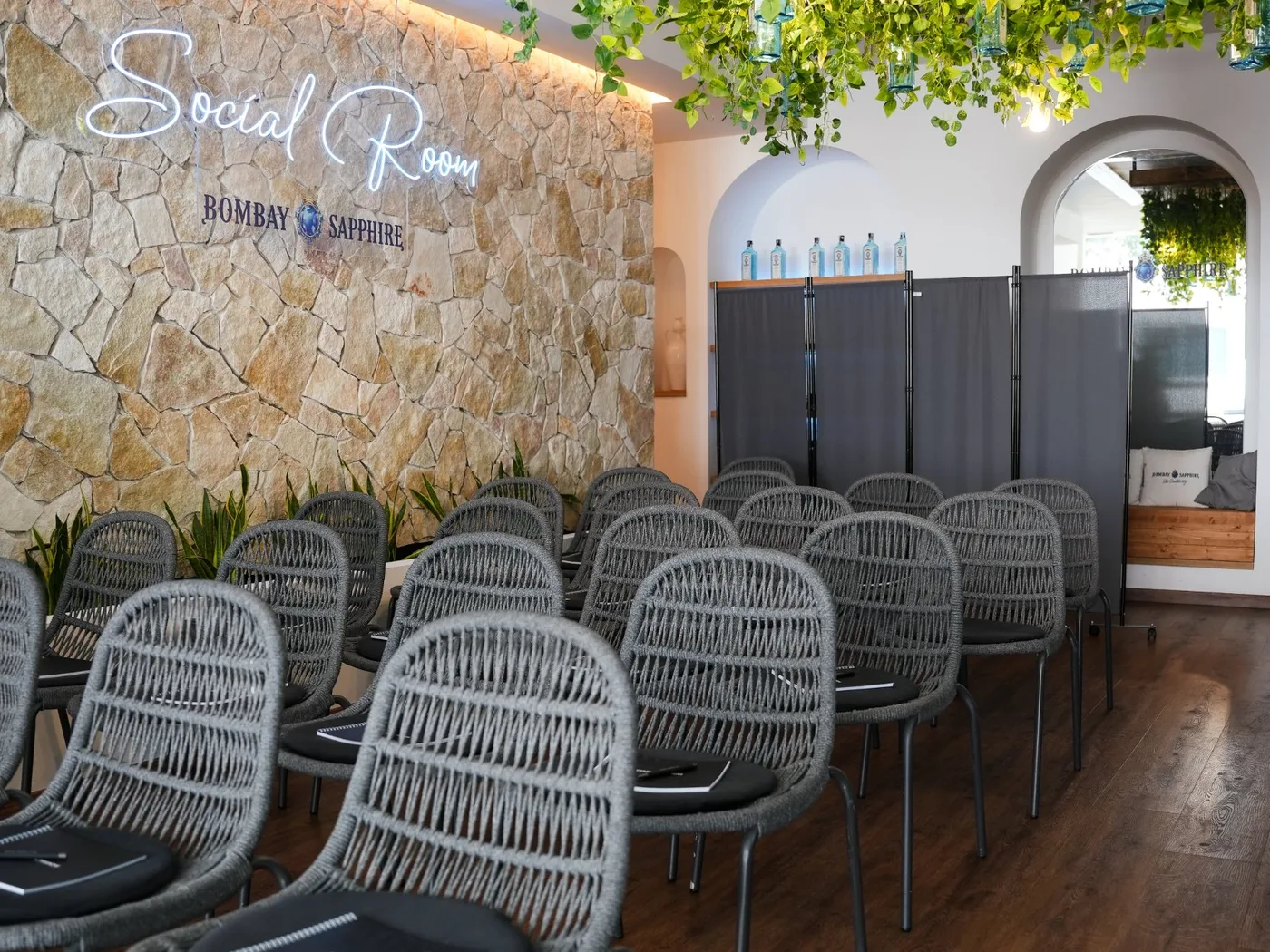 La Social Room allestita a platea, con la parete in pietra e il soffitto verde