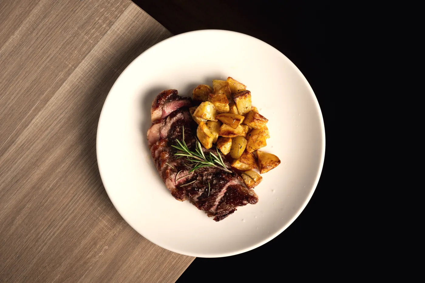 Tagliata di scottona con patate al rosmarino